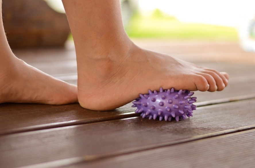 5 exercicios essenciais para pes saudaveis em casa