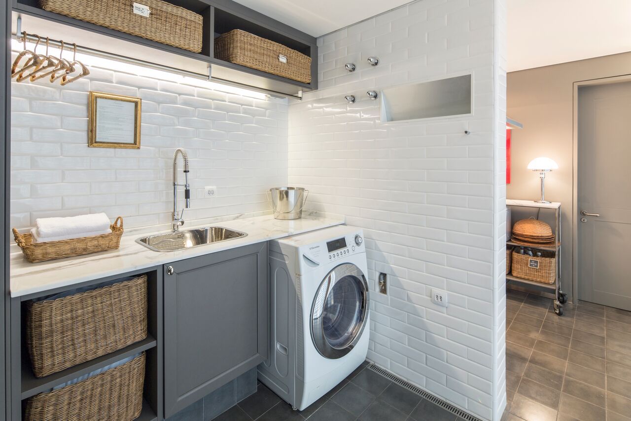 área de serviço pequena vs lavanderia grande