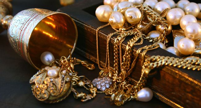 Banho de Ouro vs. Folheado: Qual a Melhor Opção para Suas Peças?