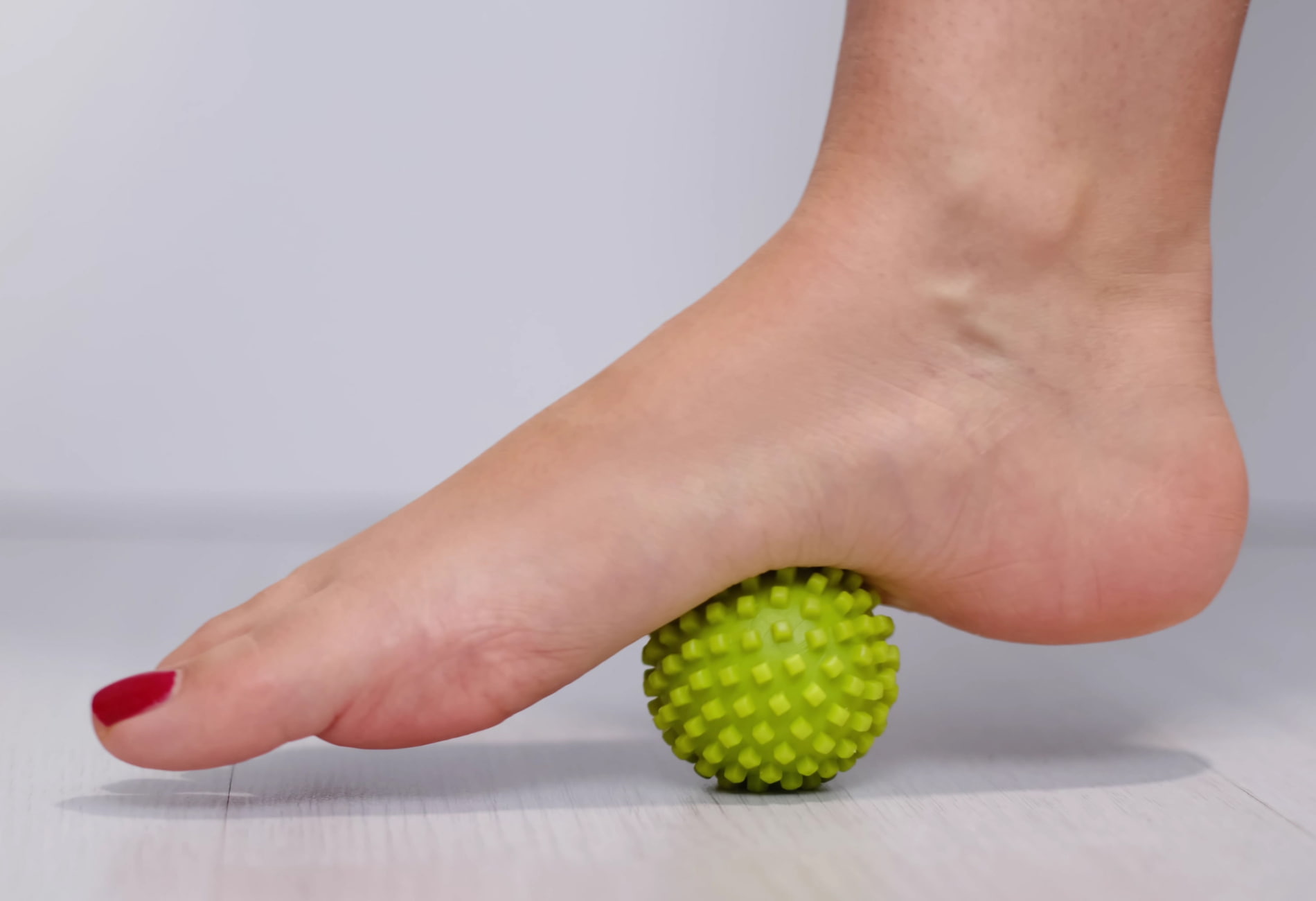 bolinha cravo ou tenis para fascite plantar