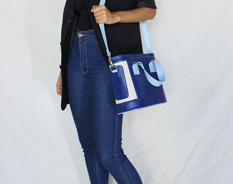 Além do básico: Inove no look jeans com bolsas coloridas e texturizadas