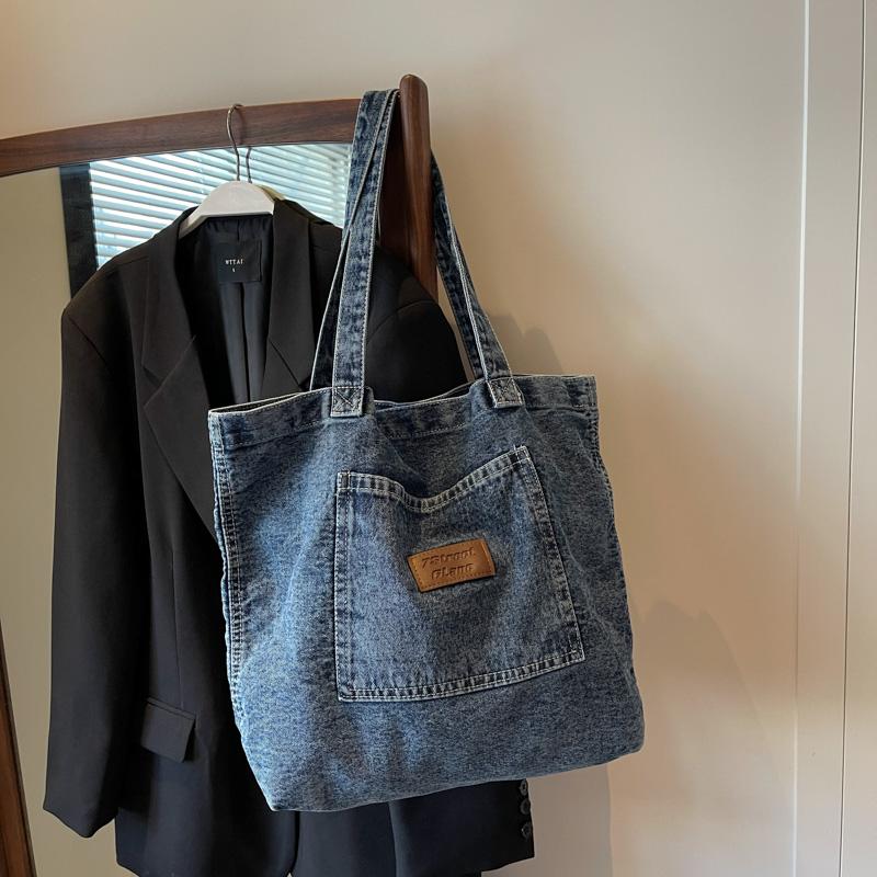 Do trabalho ao happy hour: Bolsas ideais para looks com jeans