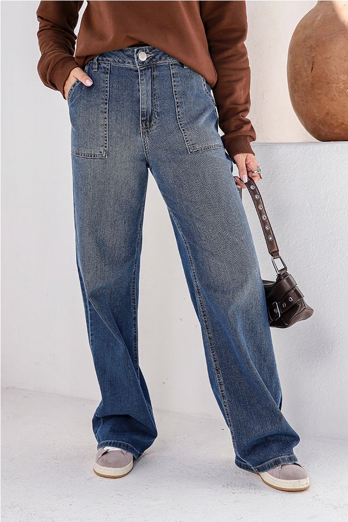 Além do básico: Inove no look jeans com bolsas coloridas e texturizadas