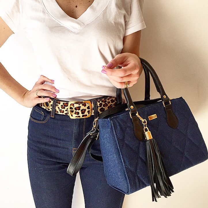 Além do básico: Inove no look jeans com bolsas coloridas e texturizadas
