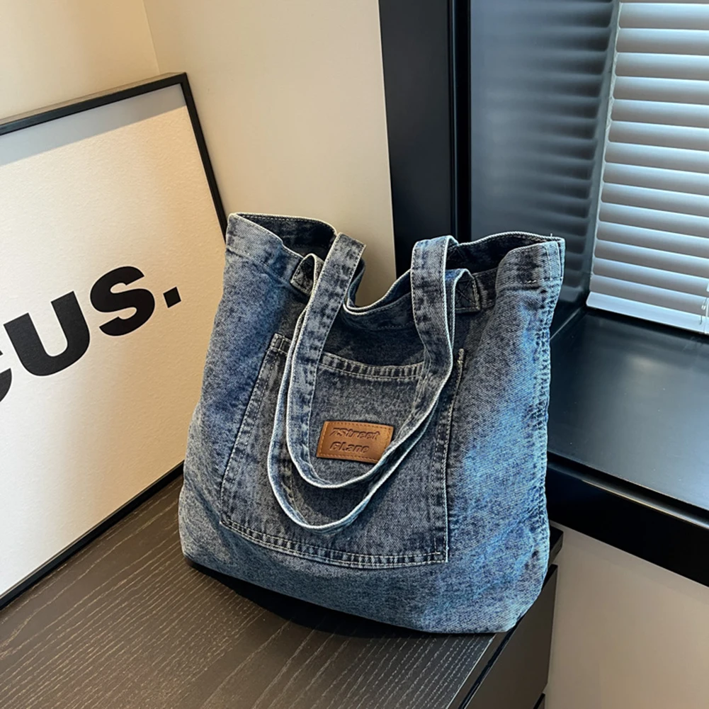 Bolsas 2025: As cores e materiais que vão bombar com seu jeans