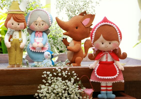 Modelos e Dicas de Artesanato.
5. Bonecas de Feltro: O Charme da Chapeuzinho Vermelho para Colecionar e Presentear.