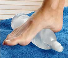 como fazer massagem na fascia plantar com garrafa congelada