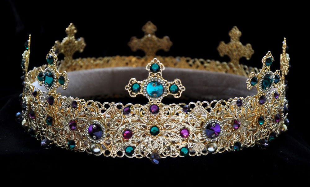 erros comuns ao escolher coroa de rei para cosplay