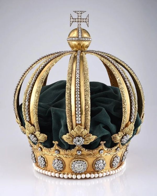 coroa de rei vs coroa de rainha qual a diferença