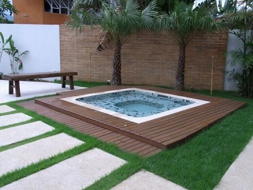 como limpar deck de madeira plástica