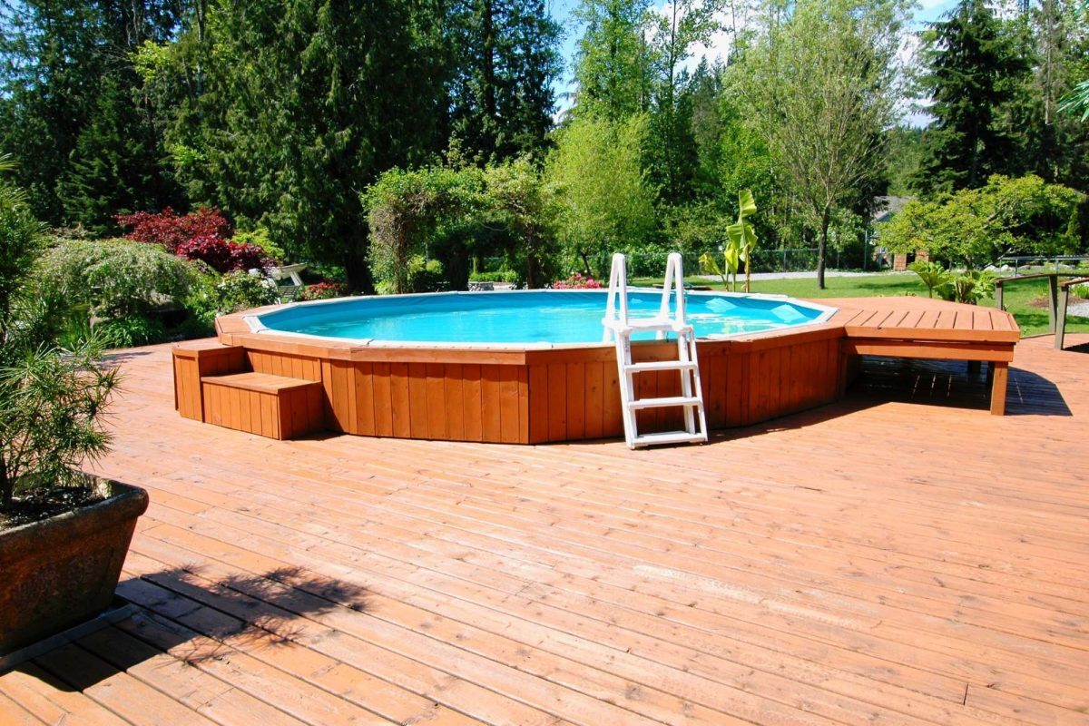 ideias de deck para piscina pequena