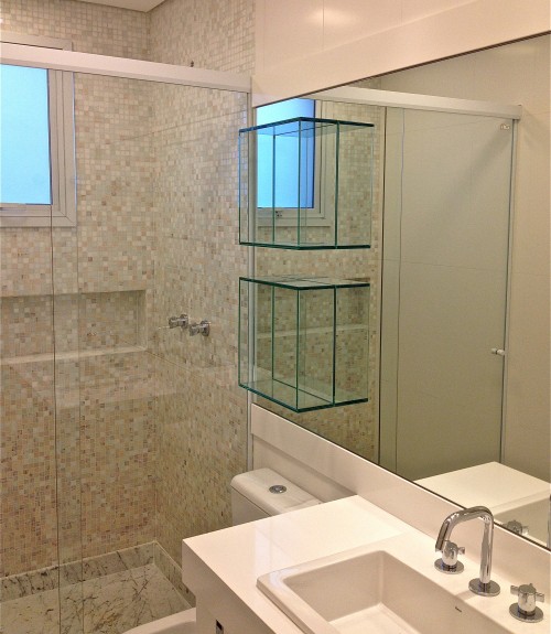 Decoração de banheiro com nicho de vidro