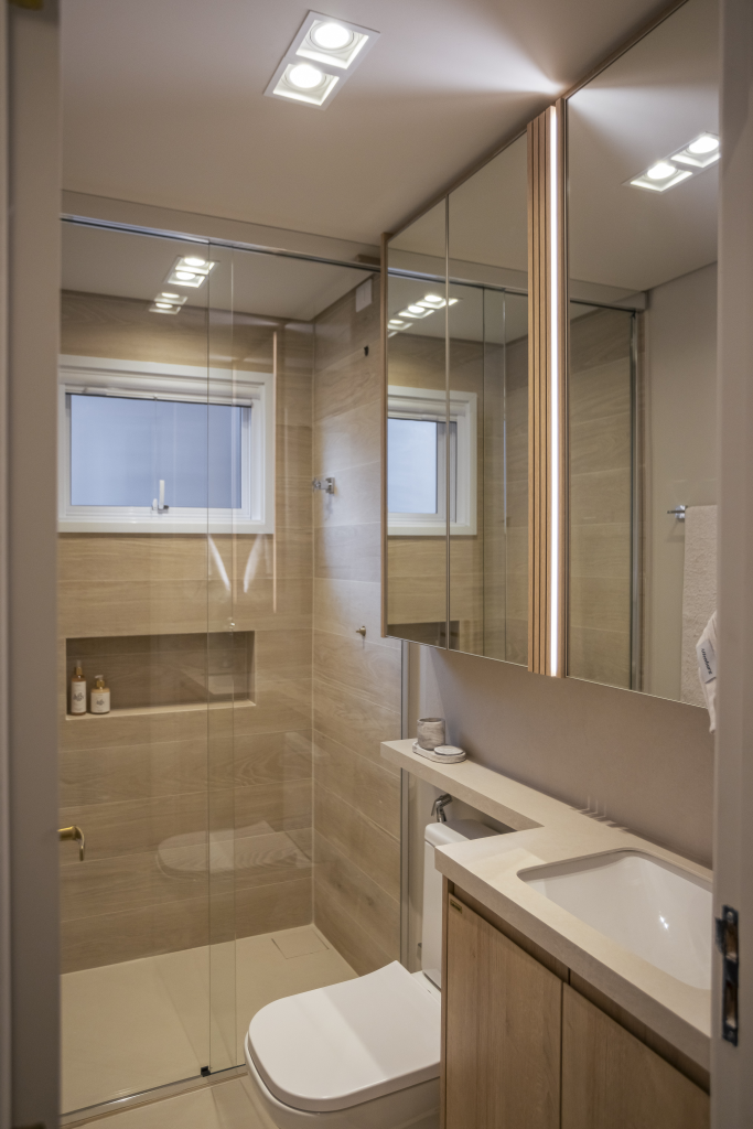 Decoração de banheiro com revestimento amadeirado