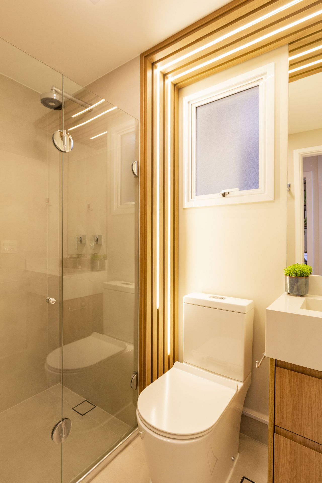 ideias de banheiro amadeirado pequeno e moderno