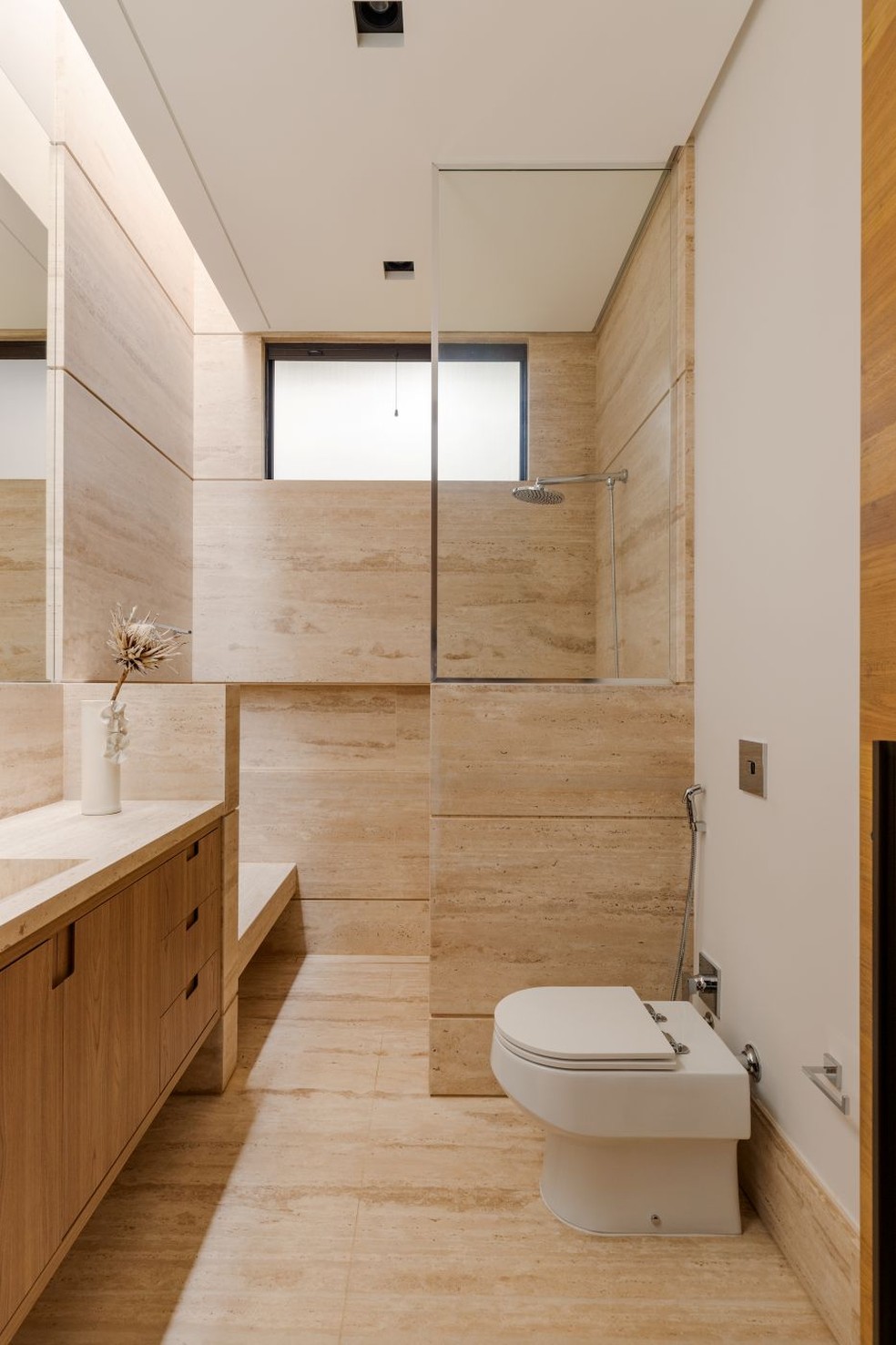 Decoração de banheiro com revestimento amadeirado