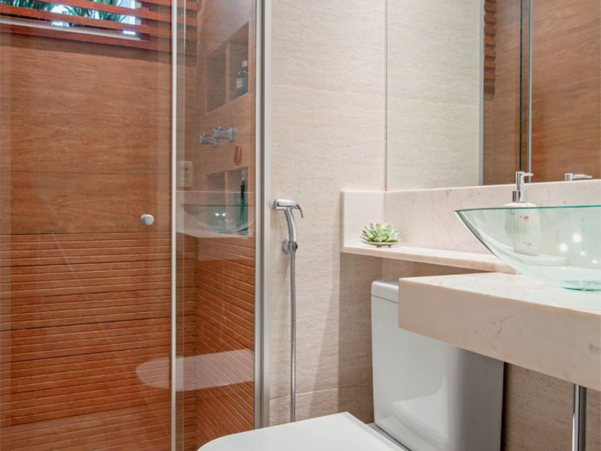 porcelanato amadeirado ou cerâmica para banheiro qual escolher