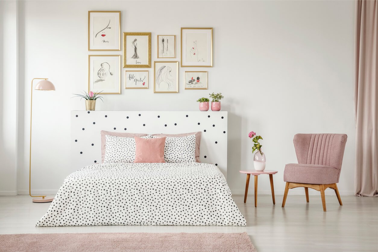 Decoração de quarto minimalista branco