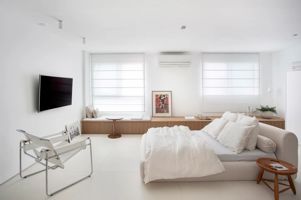 5 ideias para um quarto minimalista branco perfeito
Como criar um refúgio de paz com decoração minimalista
Guia completo: móveis e texturas para um quarto minimalista
A importância da iluminação em quartos minimalistas
Organização e simplicidade: o segredo do quarto minimalista