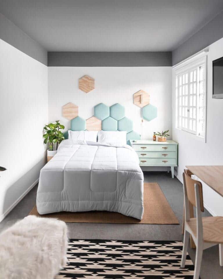 5 ideias para um quarto minimalista branco perfeito
Como criar um refúgio de paz com decoração minimalista
Guia completo: móveis e texturas para um quarto minimalista
A importância da iluminação em quartos minimalistas
Organização e simplicidade: o segredo do quarto minimalista