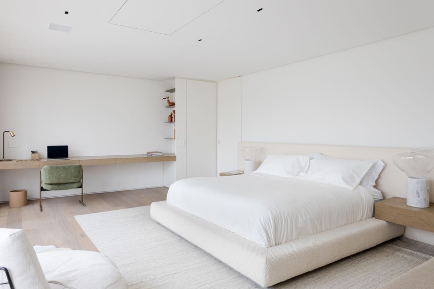 5 ideias para um quarto minimalista branco perfeito
Como criar um refúgio de paz com decoração minimalista
Guia completo: móveis e texturas para um quarto minimalista
A importância da iluminação em quartos minimalistas
Organização e simplicidade: o segredo do quarto minimalista