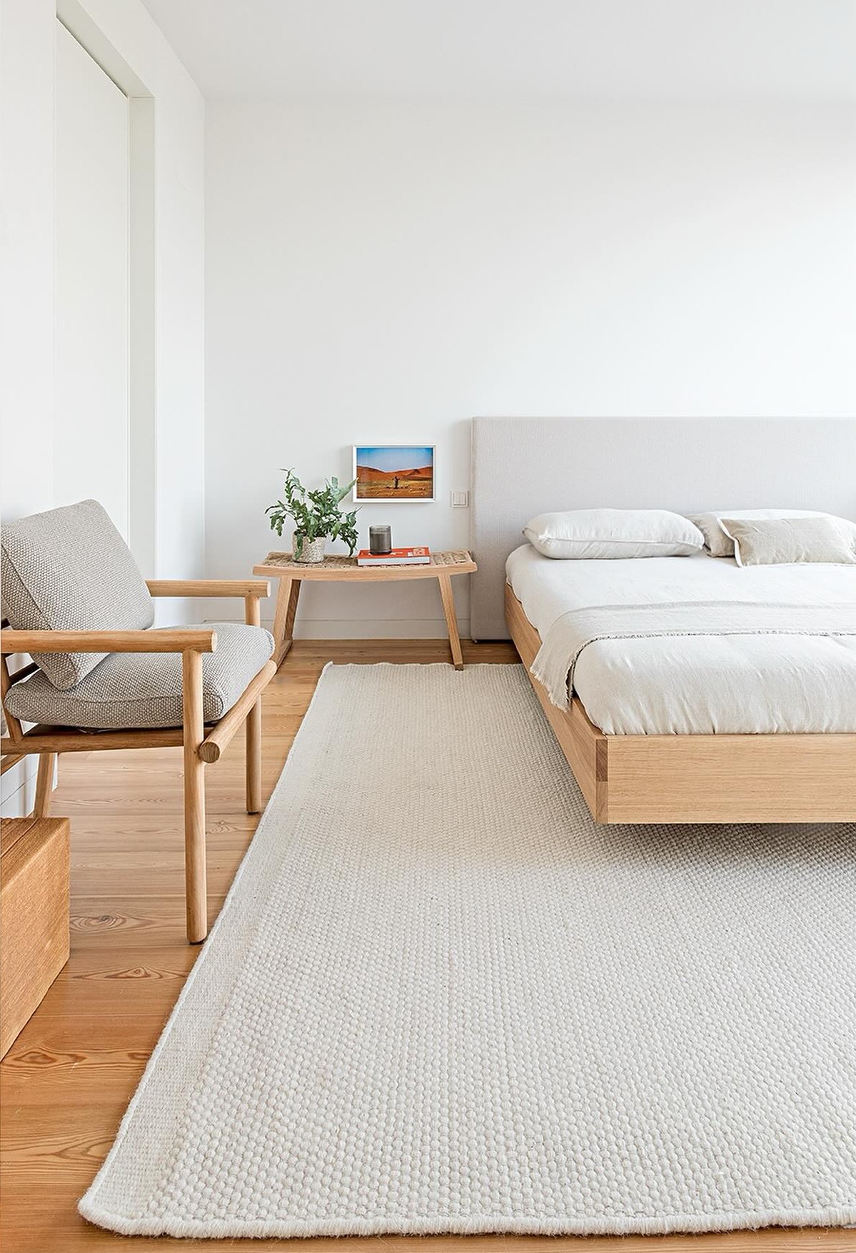 5 ideias para um quarto minimalista branco perfeito
Como criar um refúgio de paz com decoração minimalista
Guia completo: móveis e texturas para um quarto minimalista
A importância da iluminação em quartos minimalistas
Organização e simplicidade: o segredo do quarto minimalista