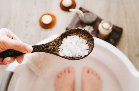 escalda pes com sal grosso ou sal epsom