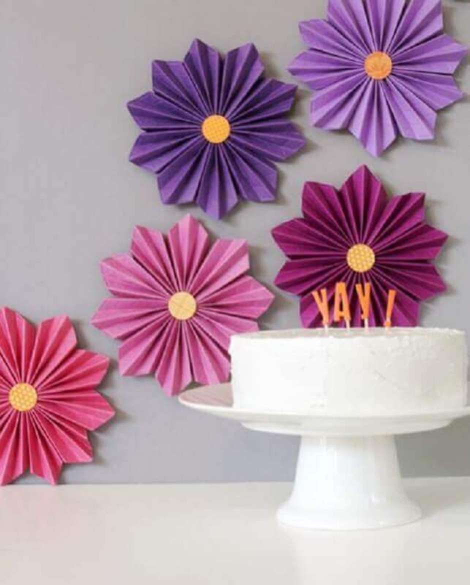 10 Ideias Criativas para Usar Flores Gigantes de Papel Crepom na Decoração