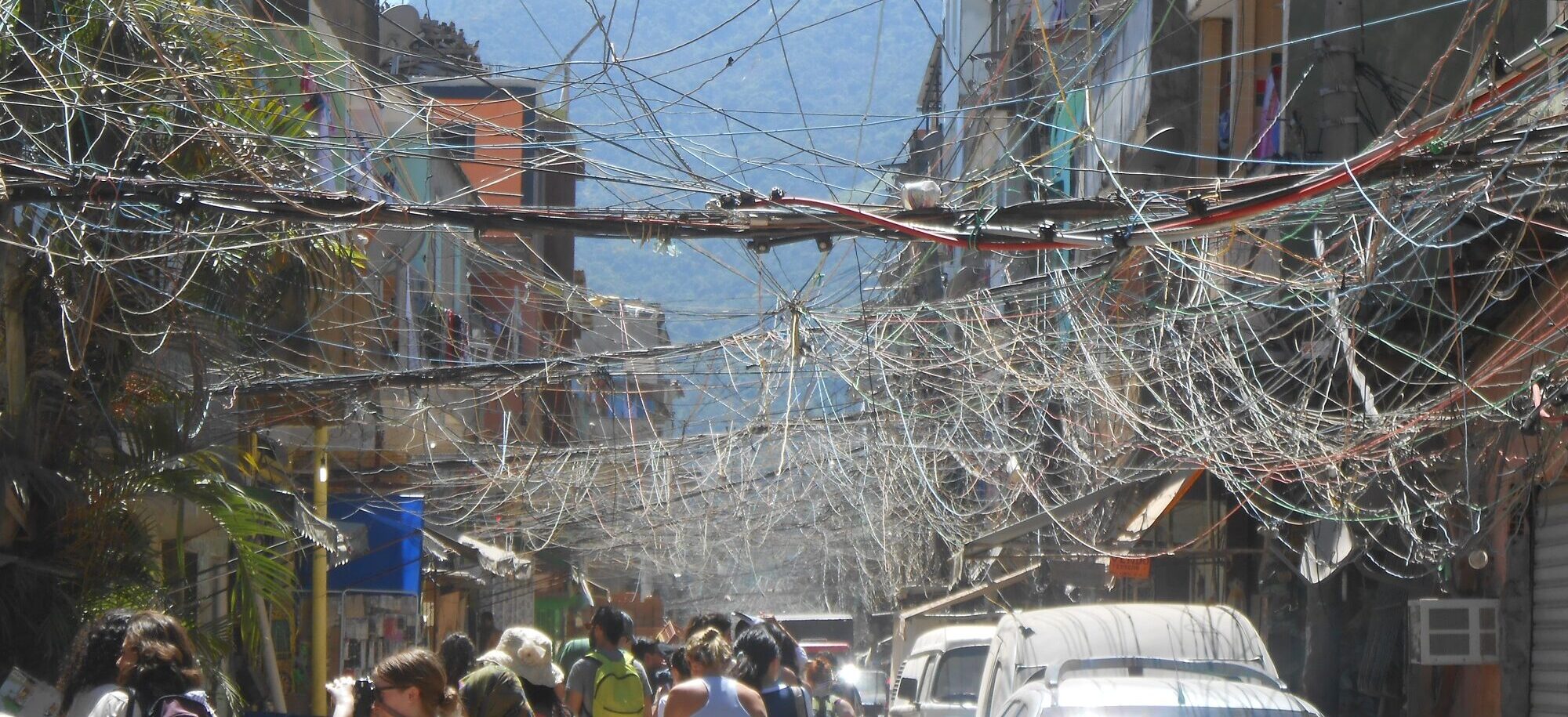 O Que Acontece com Quem é Pego Fazendo Gato de Energia?