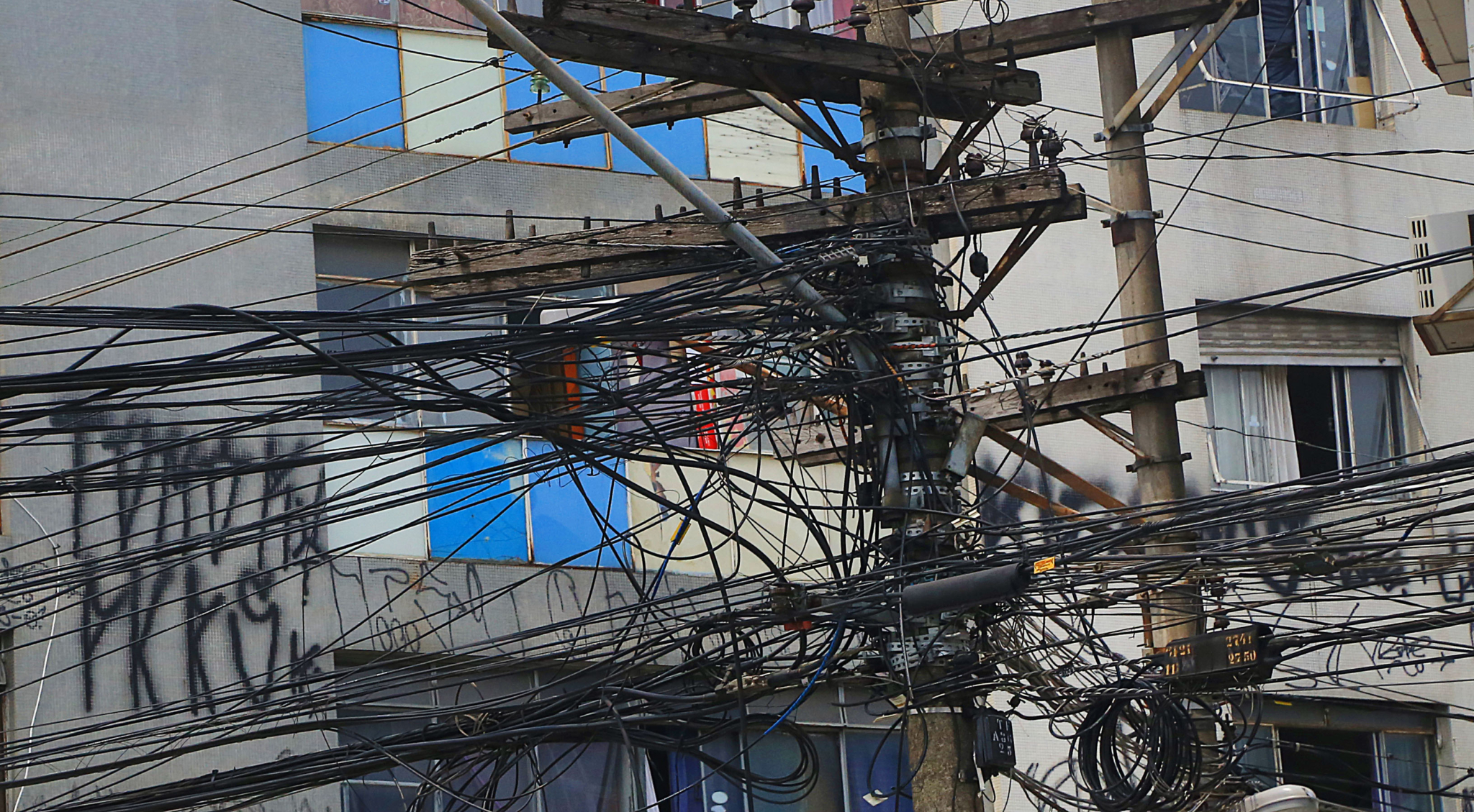 Como Identificar um Gato de Energia na Sua Rua