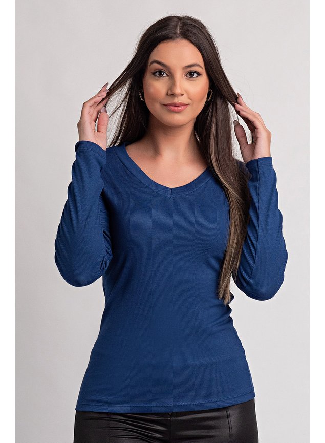 Looks com camiseta gola V: Do casual ao formal