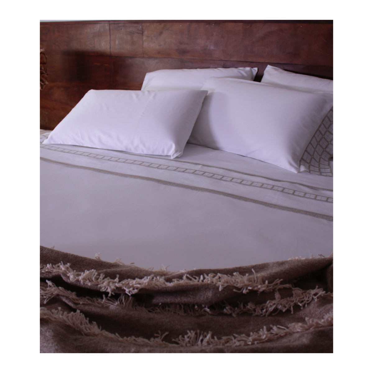 ideias de decoração cama posta com lençol de vira