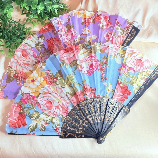 Leque Vrau e Claquete: Por Que São Essenciais em Festivais e Eventos LGBTQIA+