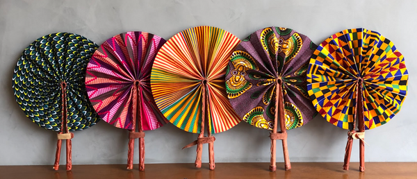 A História e a Cultura por Trás dos Leques de Performance: Do Fan Véu ao Tessen Japonês