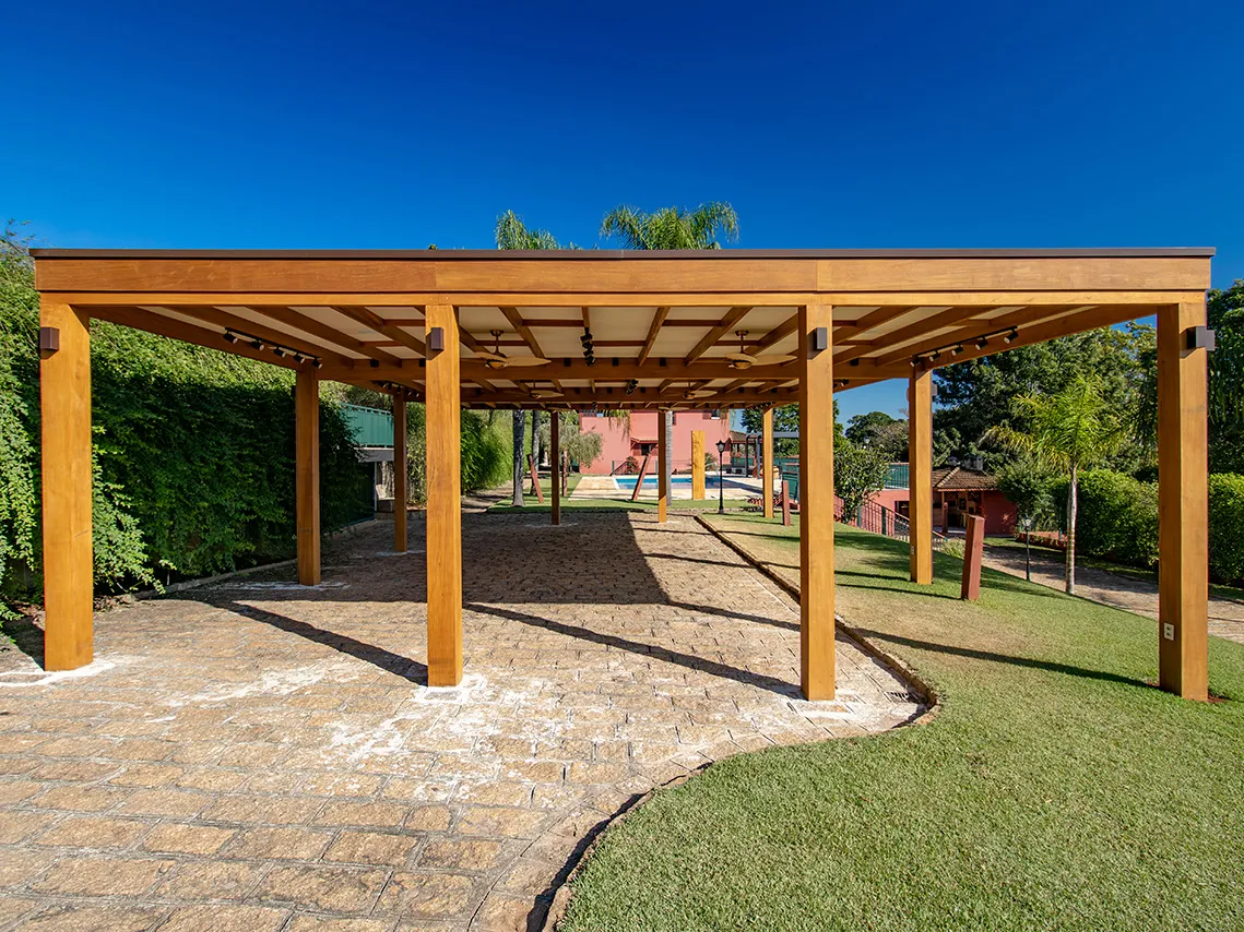 ideias de pergolado de eucalipto para jardim