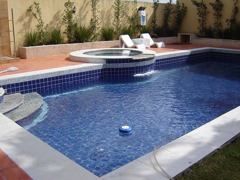 Piscina de Azulejo vs. Vinil vs. Fibra: Qual a Melhor Opção para Seu Projeto?