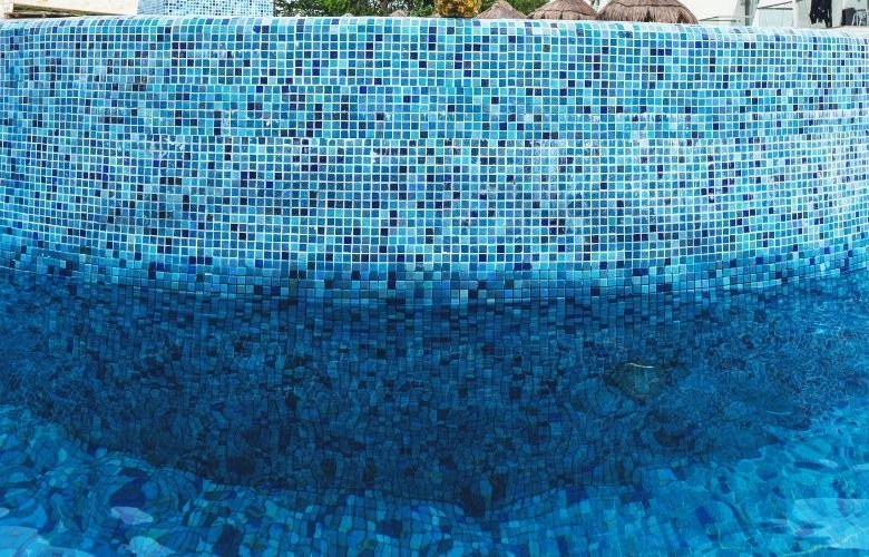 Tendências 2025: Cores e Materiais Inovadores para Piscinas de Azulejo