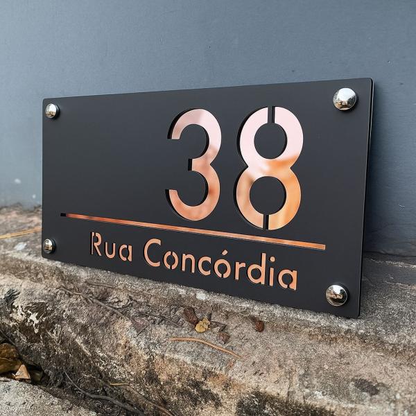 Placas de Endereço Rústicas vs. Modernas: Qual Estilo Combina Mais com Sua Fachada?