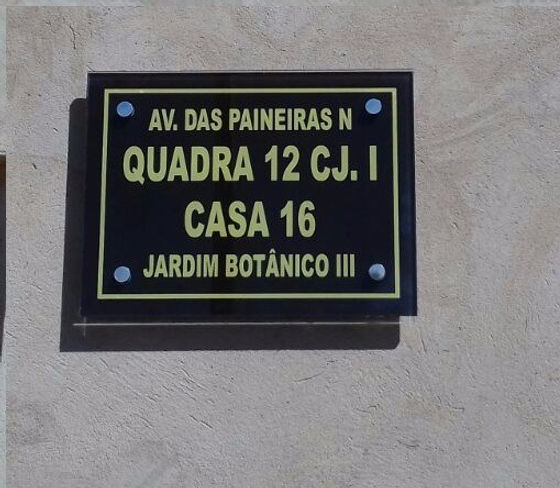Placas de Endereço Rústicas vs. Modernas: Qual Estilo Combina Mais com Sua Fachada?