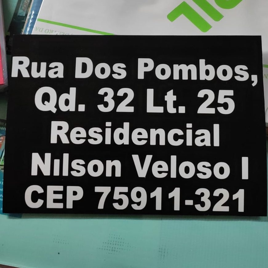 Placas de Endereço Rústicas vs. Modernas: Qual Estilo Combina Mais com Sua Fachada?