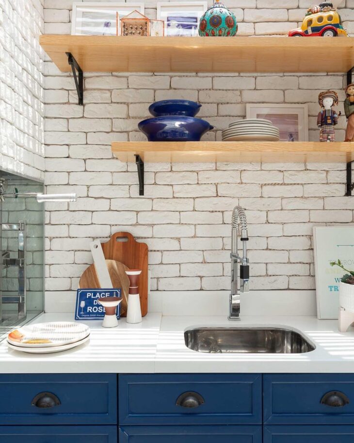 ideias de prateleiras para cozinha pequena