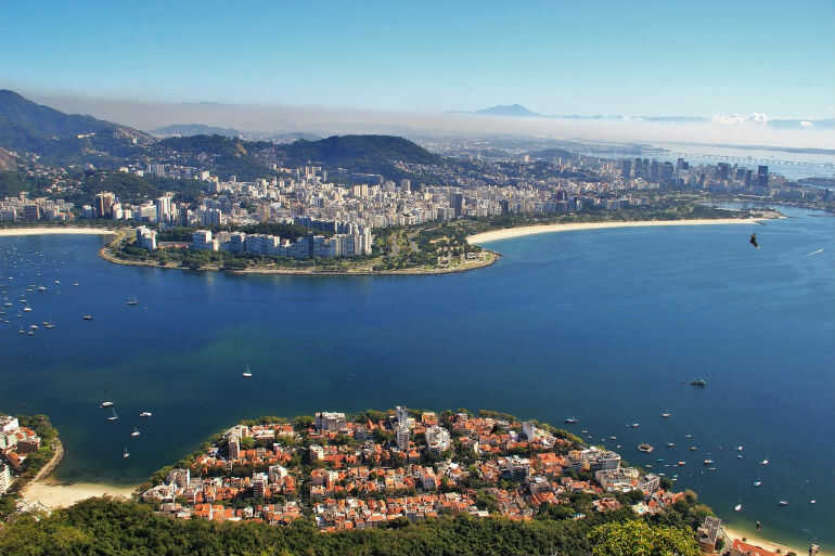 qual a profundidade média da baía de guanabara