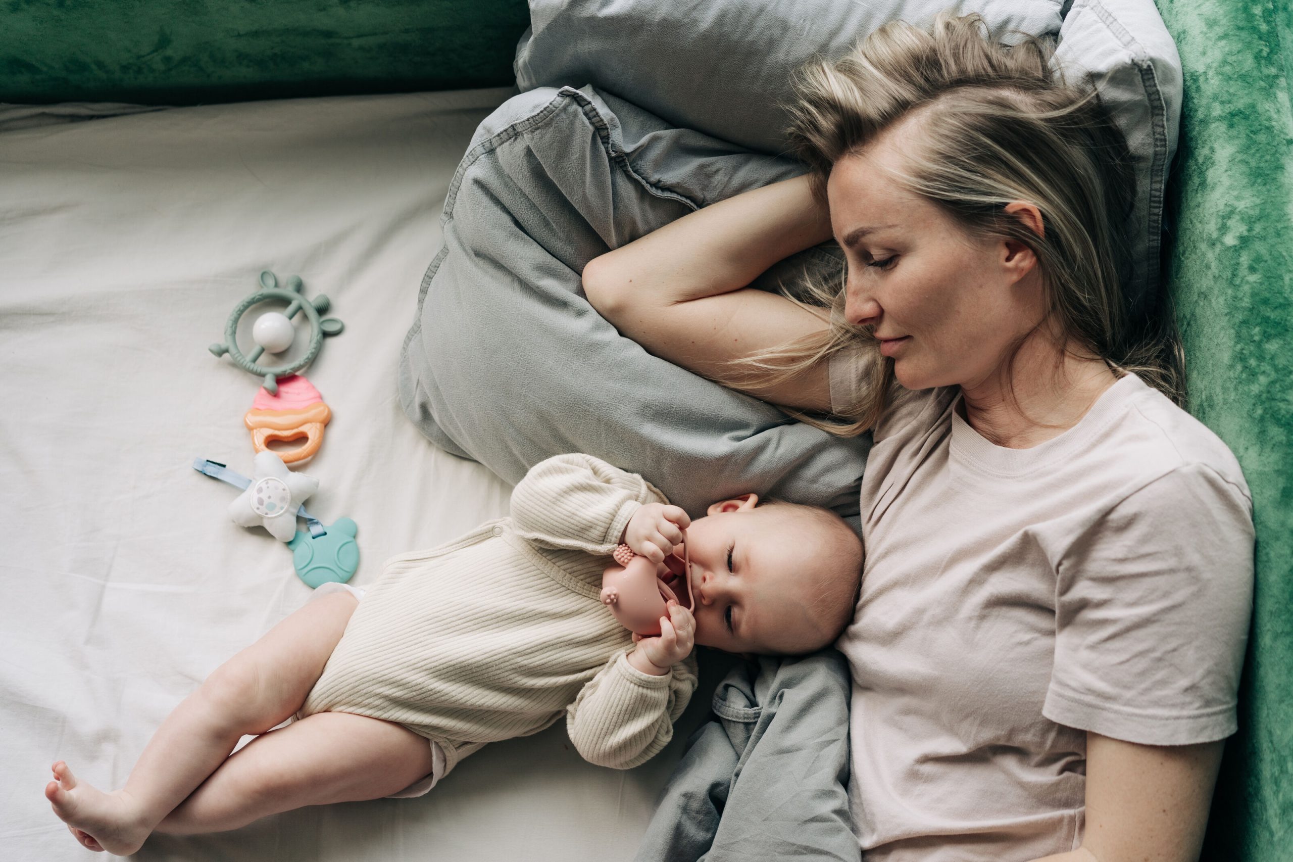 1. O que fazer quando o bebê não dorme a noite? 2. Guia completo: Rotina de sono para bebês. 3. Entendendo as janelas de sono do seu bebê. 4. Dicas para um sono tranquilo: Ambiente ideal para o bebê. 5. Estimulando a autonomia do bebê para dormir.