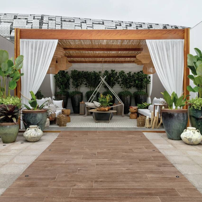 Revestimento de cerâmica amadeirada externa