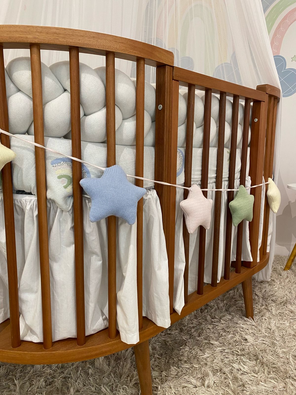 Tendências de decoração para quartos de bebê com saia de berço