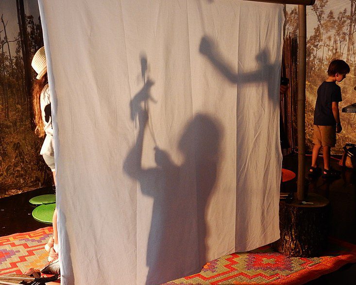 teatro de sombras com lençol