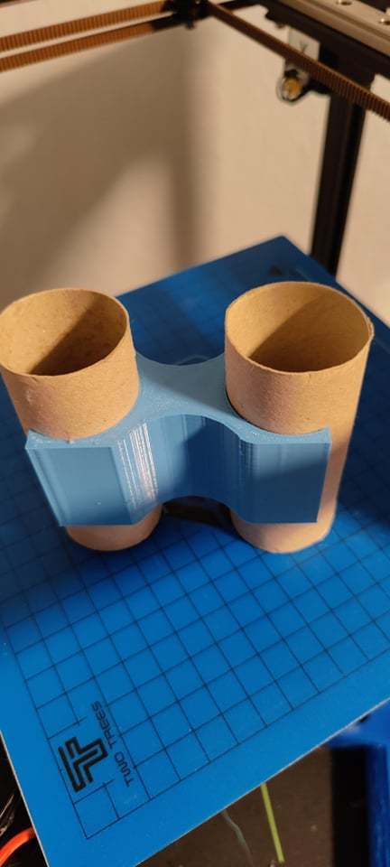 um binóculo de rolo de papel higienico