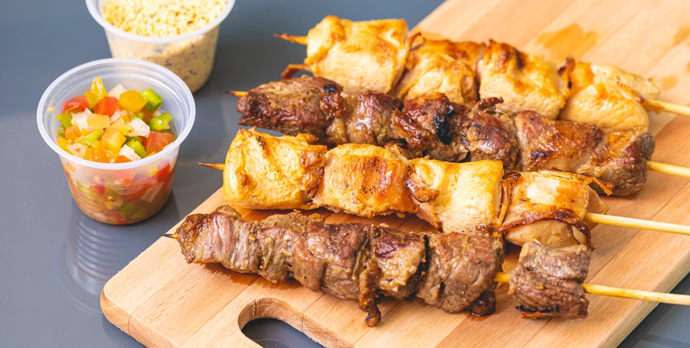 Guia Completo de Temperos para Espetinhos; Como Calcular o Preço do Seu Espetinho; Os 5 Acompanhamentos Essenciais para Espetinhos; Dicas de Marketing para Vender Mais Espetinhos; Como Escolher a Churrasqueira Ideal para Espetinhos