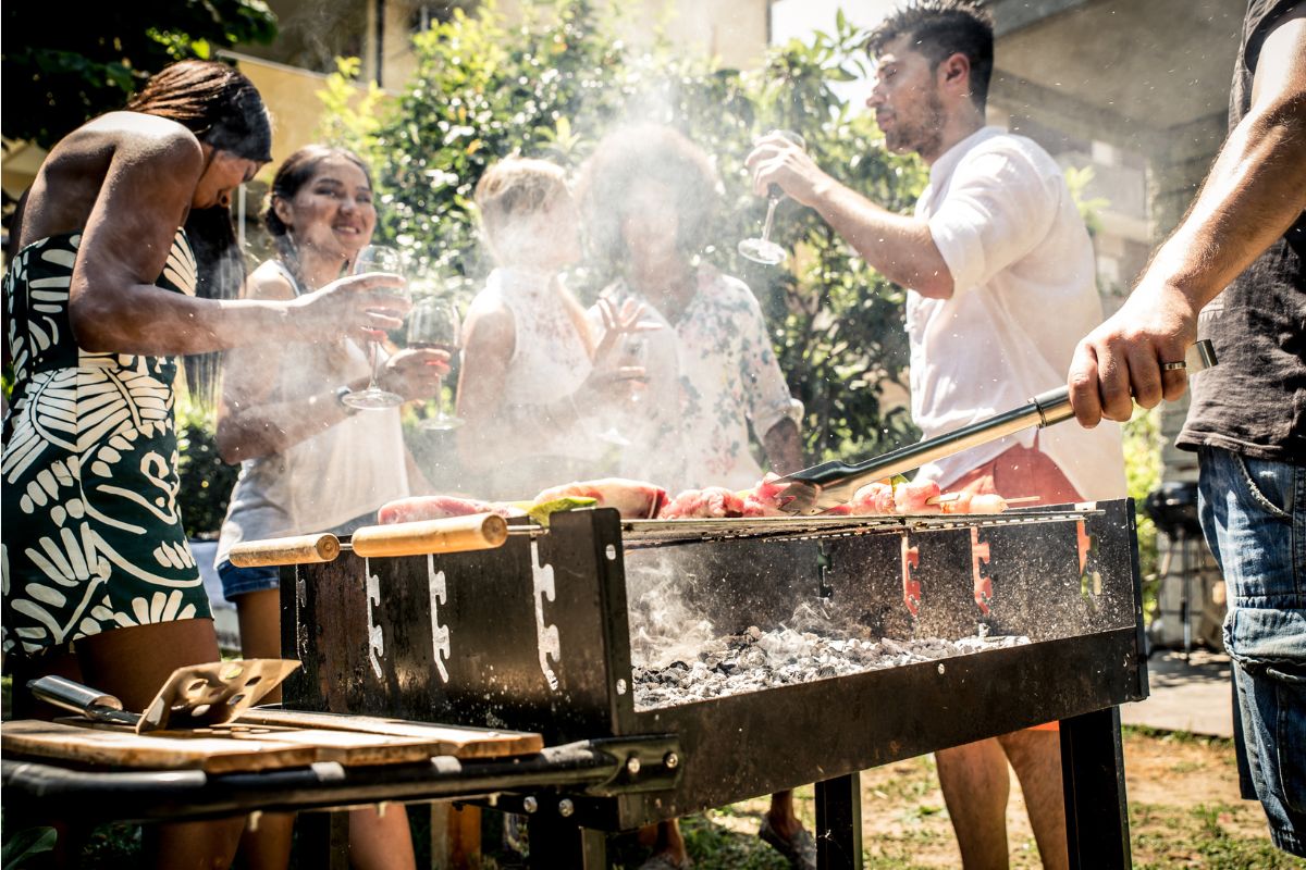 Dicas Essenciais para Economizar no Churrasco para Muitas Pessoas