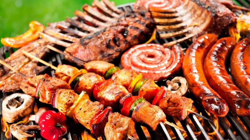 Guia Completo de Bebidas para Churrasco: O Que Servir e Quanto Comprar