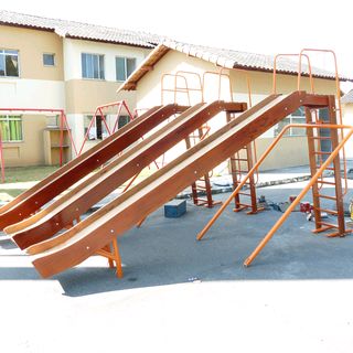 um escorregador de madeira